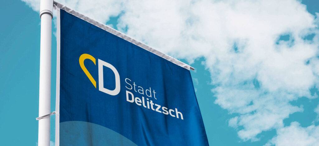 Corporate Design Fahne mit dem Logo der Stadt Delitzsch